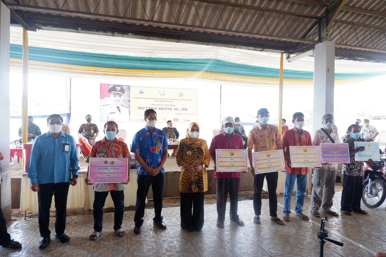 Bupati Pekalongan Menyerahkan Bantuan Bagi Pelaku Usaha Kelautan dan Perikanan di Kecamatan Wonokerto, Tirto, dan Siwalan